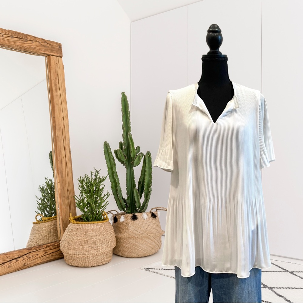 Ann Taylor Short Sleeve V-Neck Accordion Pleated Top